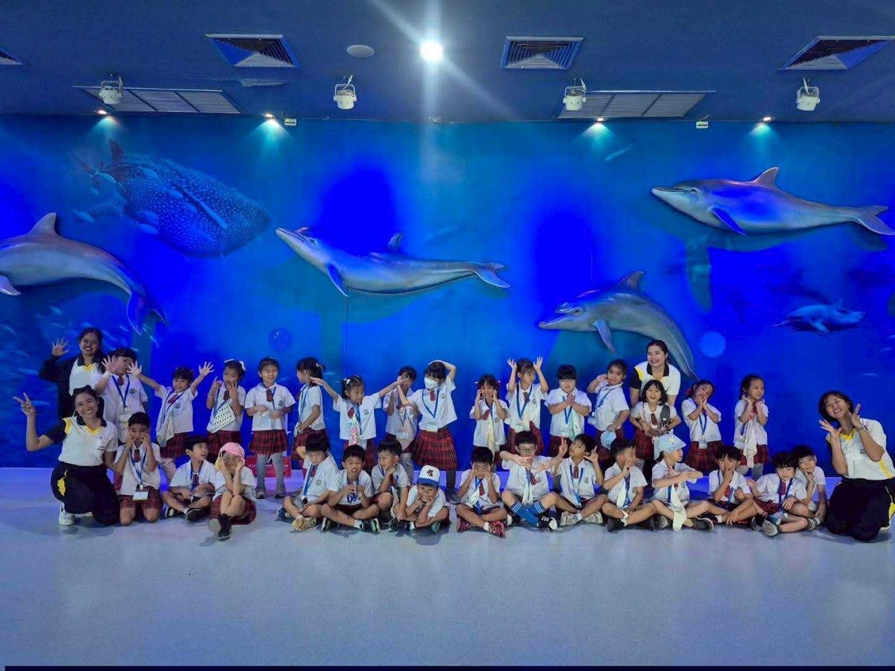 ถ่ายรูปหมู่ที่พิพิธภัณฑ์สัตว์น้ำ
