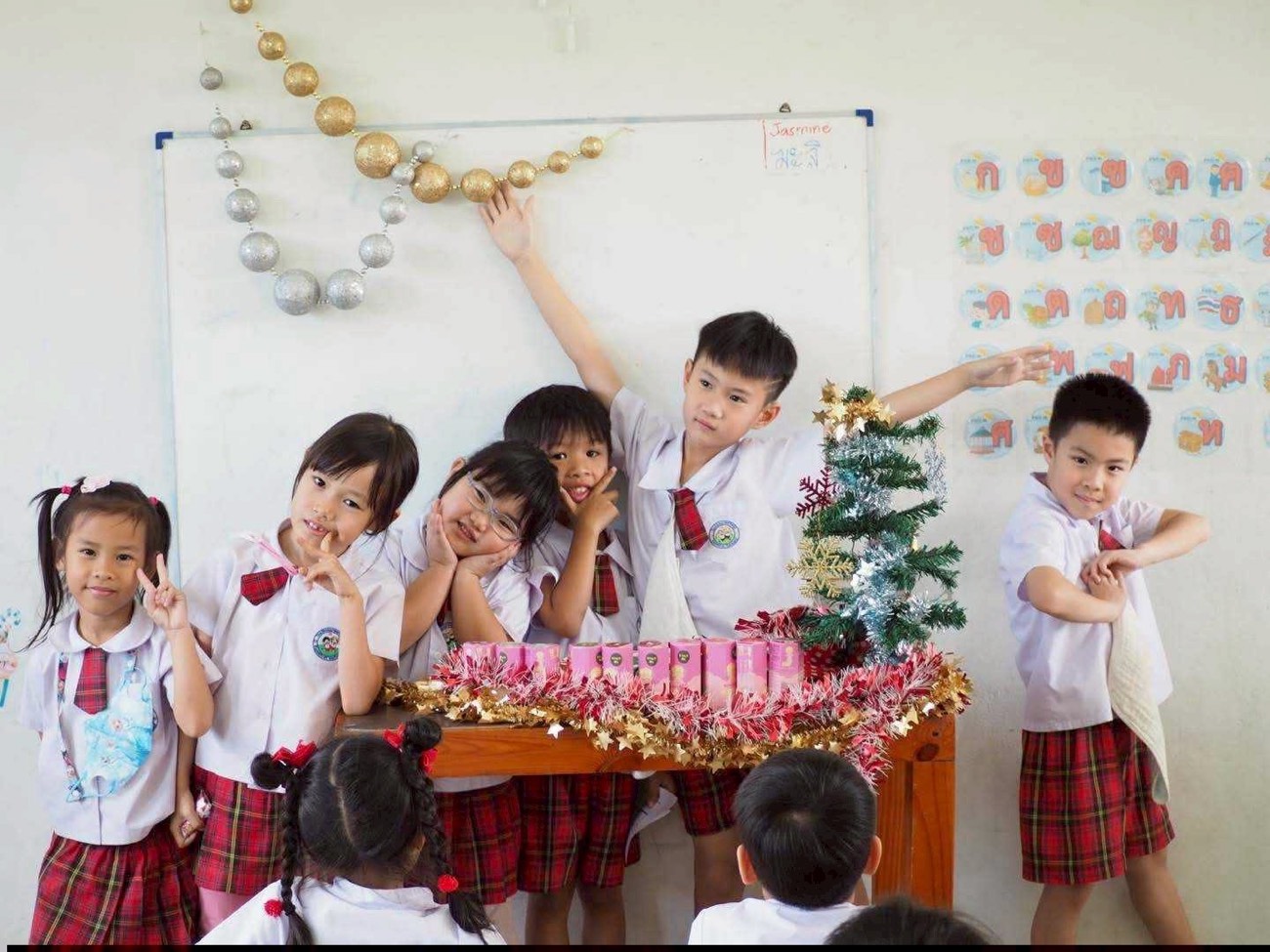 เด็ก ๆ ฉลองเทศกาลคริสต์มาสในห้องเรียน